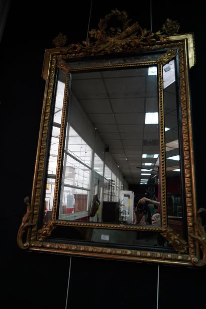 Important miroir à parecloses en bois et...