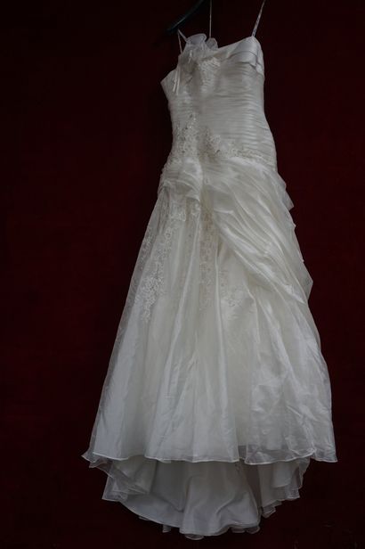 Réunion de huit jupes et robes de mariée...