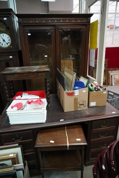 Bureau plat en bois naturel mouluré ouvrant...