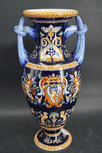 GIEN, vase de forme balustre en faïence émaillée...