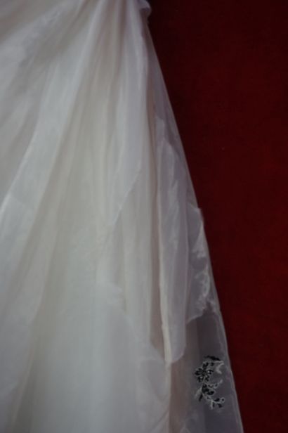 Réunion de huit jupes et robes de mariée...