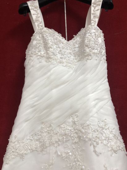 Réunion de huit robes et jupes de mariée...