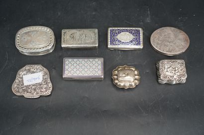 Boîte ovale en argent à décor gravé de rinceaux...