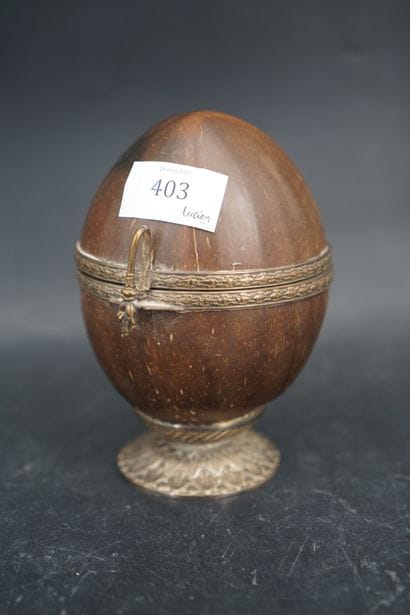 Boîte en noix de coco et métal argenté, le...