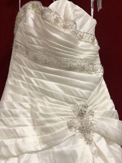 Réunion de huit robes et jupes de mariée...