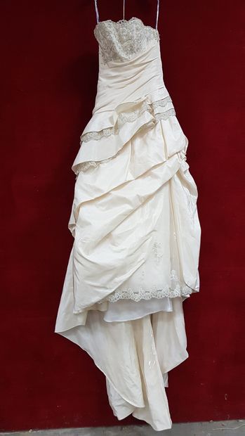 Réunion de huit robes et jupes de mariée...