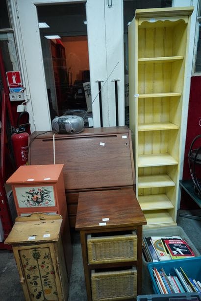 Lot de mobilier courant : étagères, secrétaire...