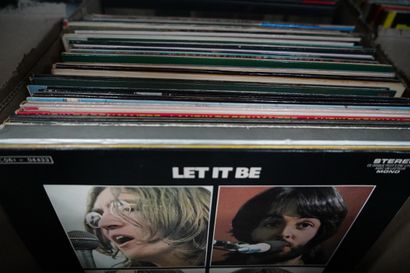 Réunion de vinyles 33 et 45 tours dont :...