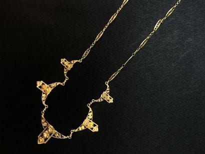 Collier, or 18k (750), à décor floral en...
