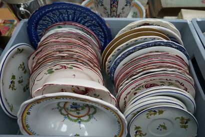 Réunion d'assiettes et plats en céramique...