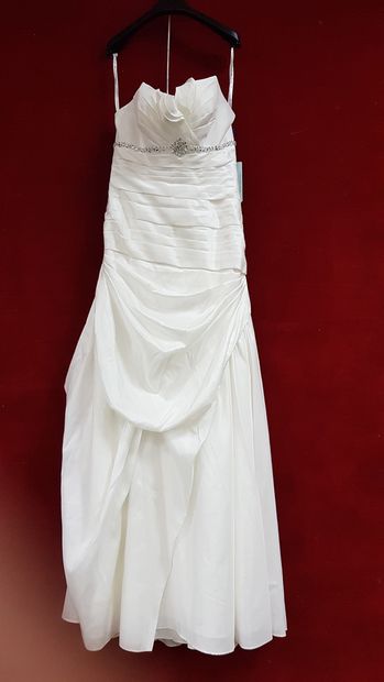 Réunion de huit robes et jupes de mariée...