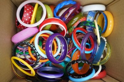 Ensemble de bracelets fantaisie. 1 carton,...