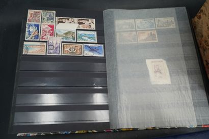 Réunion de quatre albums de timbres modernes....