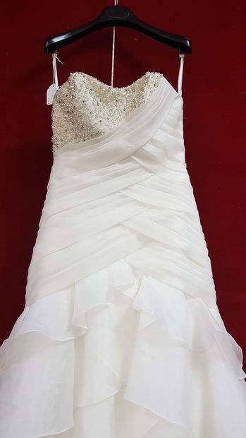 Réunion de huit robes et jupes de mariée...
