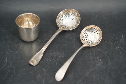 Une cuillère à saupoudrer en argent, la spatule...