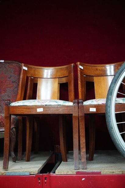 Suite de quatre chaises en bois teinté à...