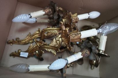 Deux paires d'appliques en métal doré de...