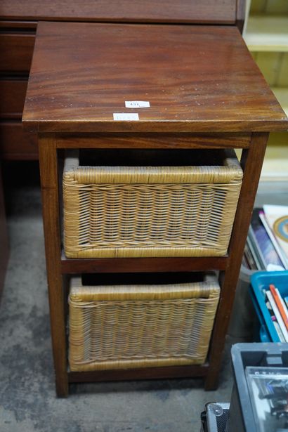 Lot de mobilier courant : étagères, secrétaire...