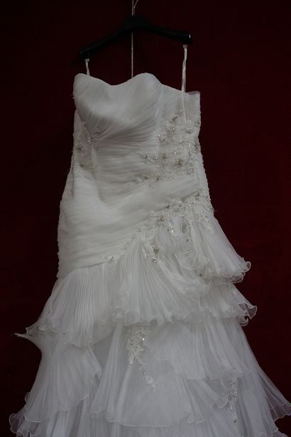 Réunion de huit jupes et robes de mariée...