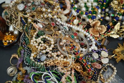 Réunion de bijoux fantaisie, deux boîtes,...