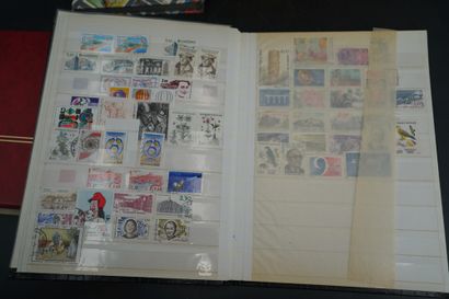 Réunion de quatre albums de timbres modernes....