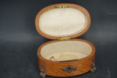 Boîte à bijoux de forme ovale en bois plaqué,...