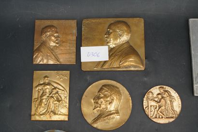 Réunion de médailles figurant des portraits...