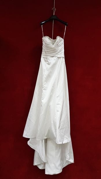 Réunion de trois robes de mariée comprenant...
