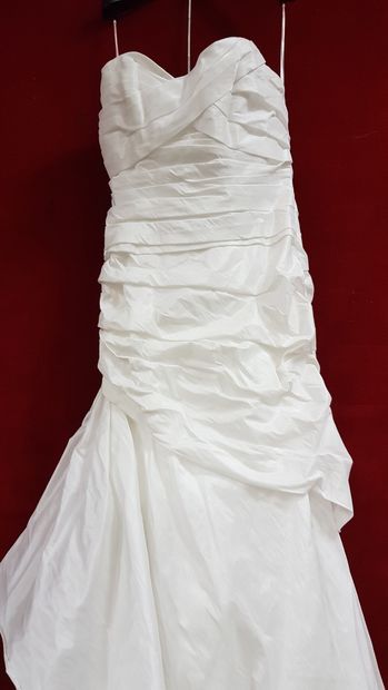 Réunion de huit robes et jupes de mariée...