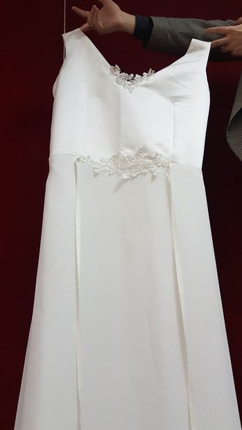Réunion de huit robes et jupes de mariée...