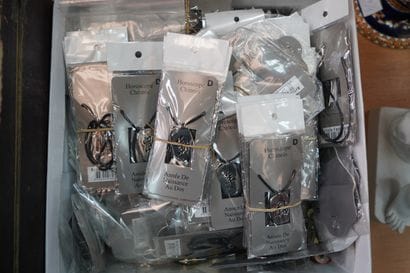 Ensemble de pendentifs en métal à l'horoscope...