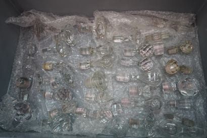 Réunion de bouchons de carafe, en verre et...