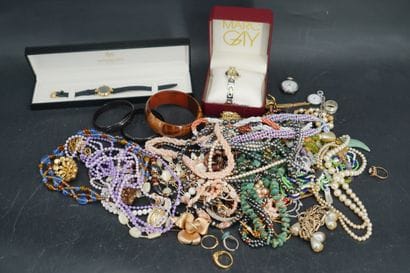 Réunion de bijoux fantaisie, deux boîtes,...