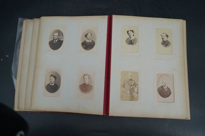 Album de photographies anciennes. En l'é...