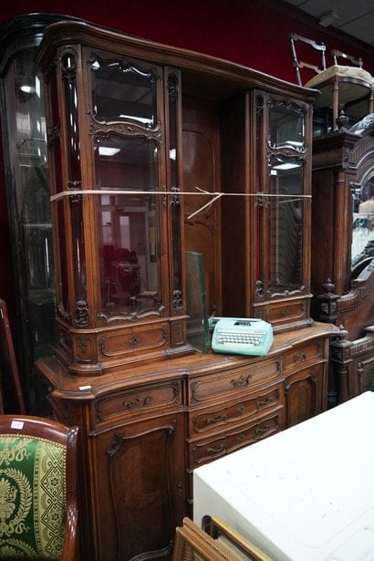 Buffet deux corps en bois mouluré sculpté...