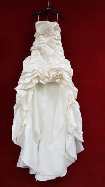 Réunion de trois robes de mariée comprenant...
