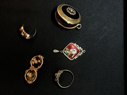 Lot en or 18k (750) comprenant. Pendentif...