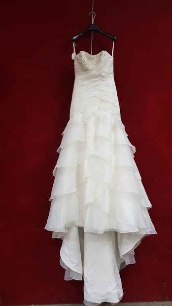Réunion de huit robes et jupes de mariée...
