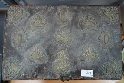 Coffre en bois, cuir et métal, à décor de...