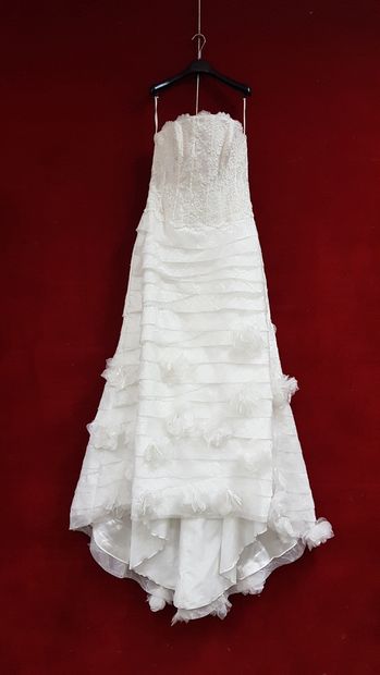 Réunion de huit robes et jupes de mariée...