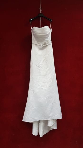 Réunion de huit robes et jupes de mariée...