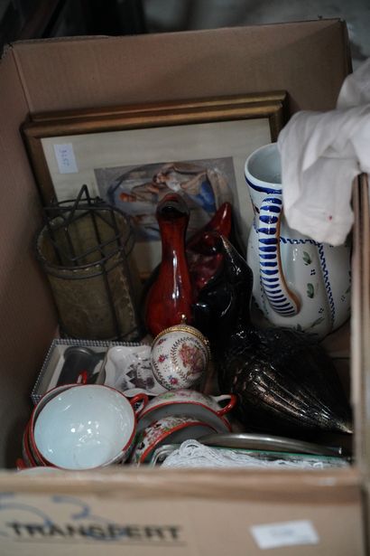 Réunion de linge de maison, étain, etc ......