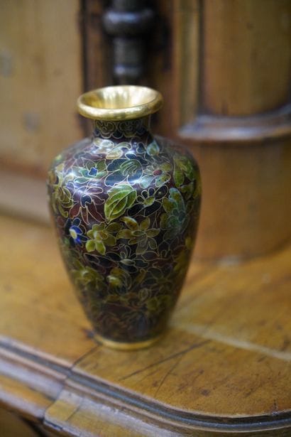 Réunion de vases et pots-couverts en émaux...