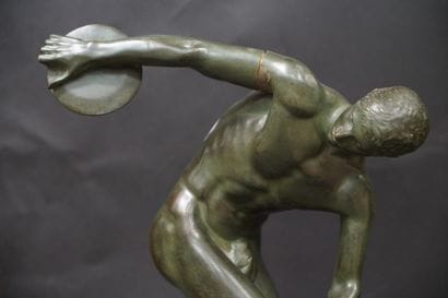 Statuette en bronze à patine verte figurant...