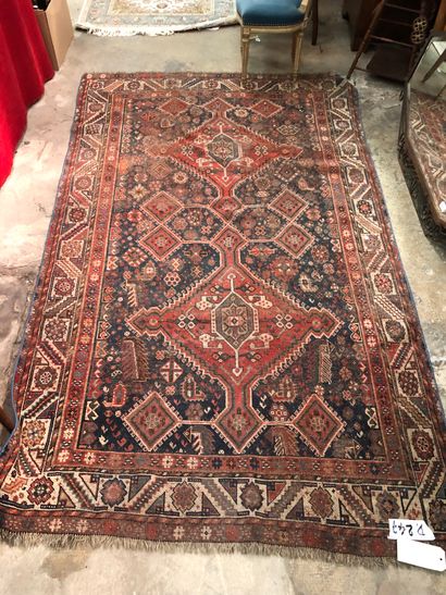 Tapis en laine à motif stylisés polychromes,...
