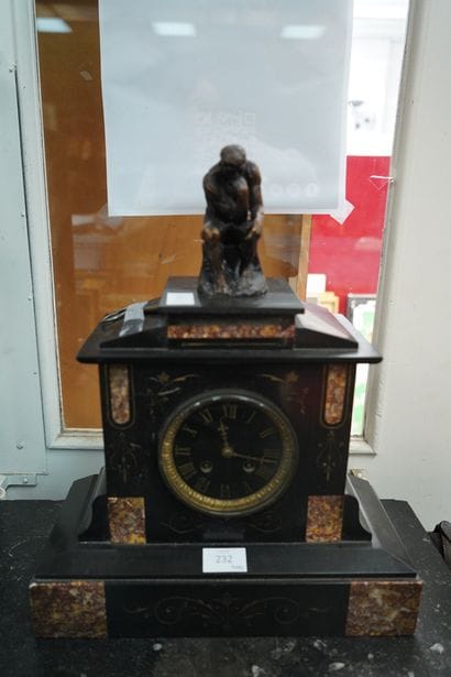 Pendule borne en placage de marbre, le cadran...