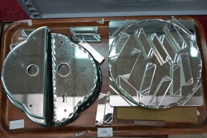 Ensemble d'objets en miroir : dessous de...