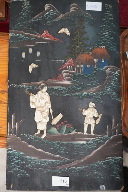 Panneau de bois peint et os, figurant des...