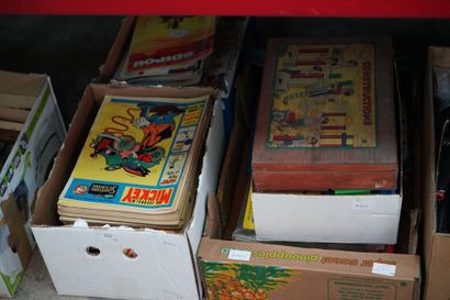Réunion de jouets, jeux de société, revues...