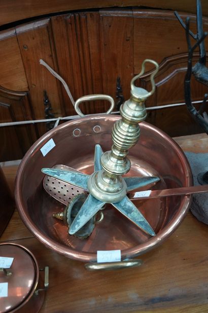 Réunion de cuivres, on joint une lampe de...